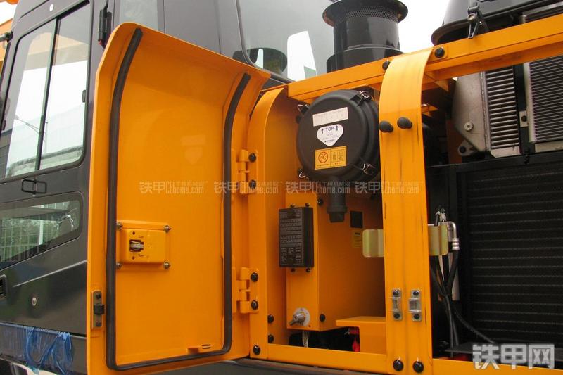 现代R215-7C挖掘机局部