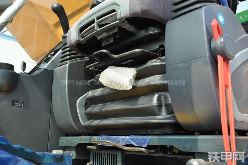 现代R305LC-9T挖掘机局部