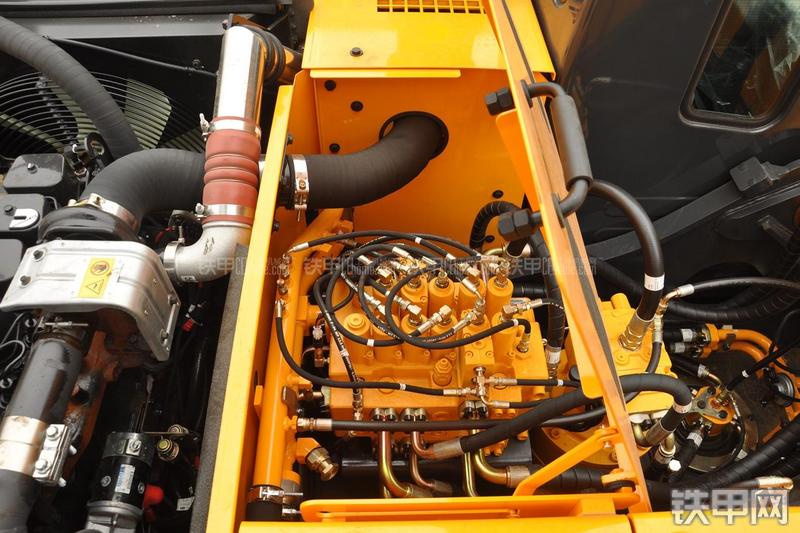 现代R225LC-7挖掘机局部