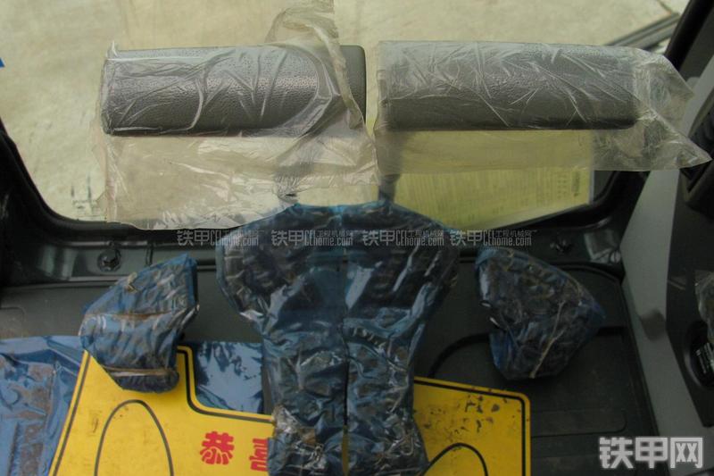 现代R215-7C挖掘机局部