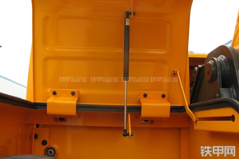 现代R215-7挖掘机局部