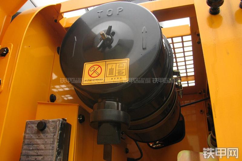 现代R215-7挖掘机局部