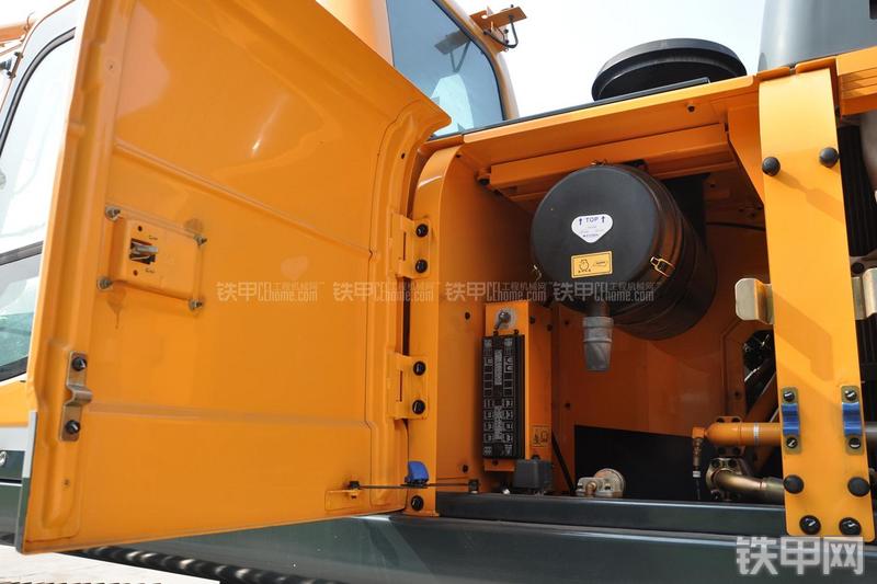 现代R305LC-9T挖掘机局部