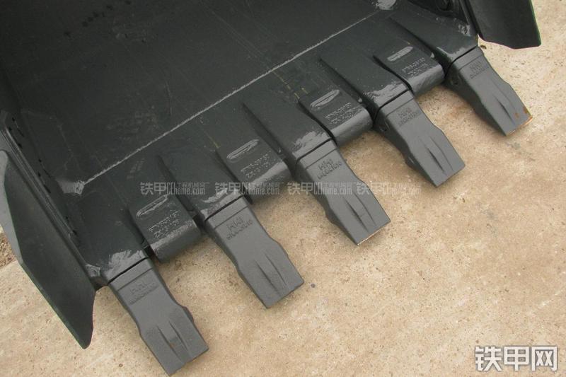 现代R215-7挖掘机局部