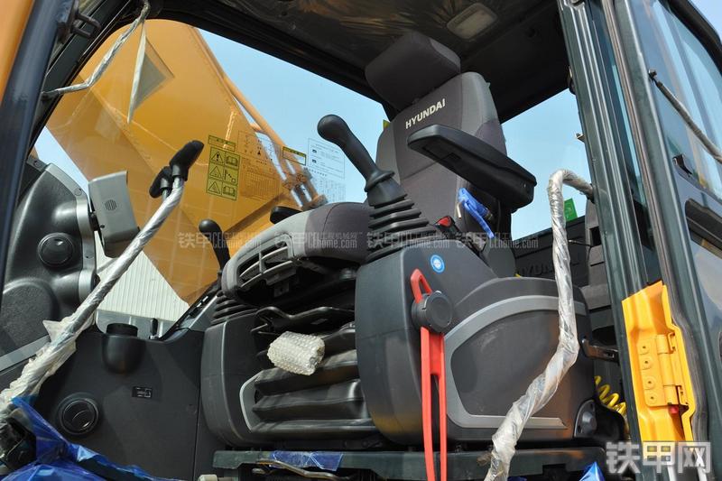 现代R225LC-9T挖掘机局部