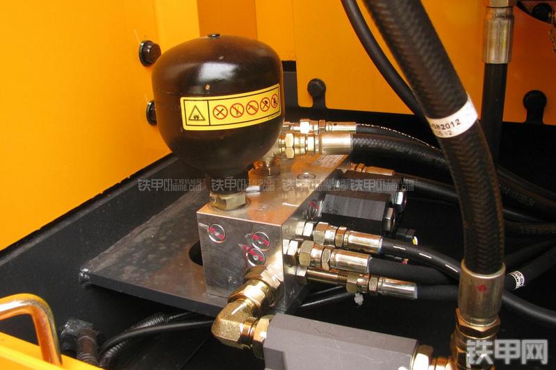 现代R215-7C挖掘机局部