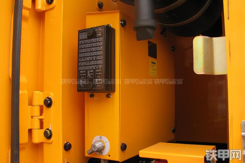 现代R215-7C挖掘机局部