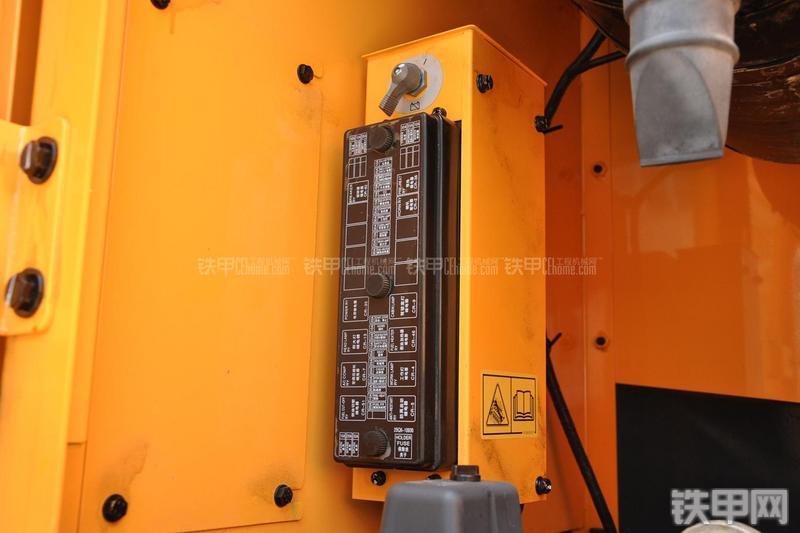 现代R305LC-9T挖掘机局部