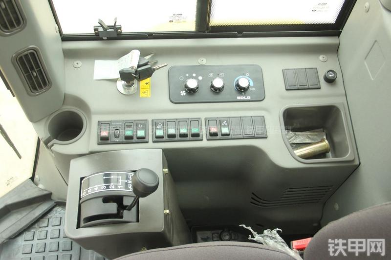 山东临工LG9190平地机局部