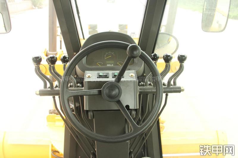 山东临工LG9190平地机局部