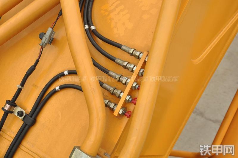 现代R385LC-9T挖掘机局部