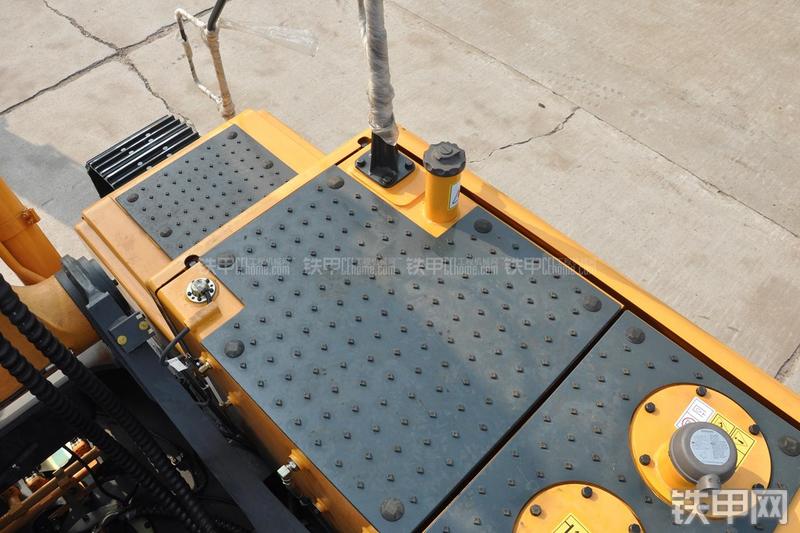 现代R305LC-9T挖掘机局部