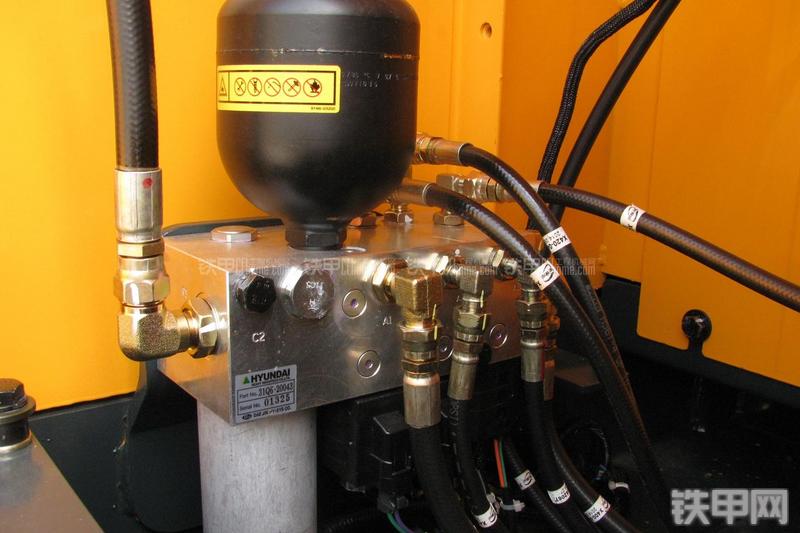 现代R335LC-9T挖掘机局部