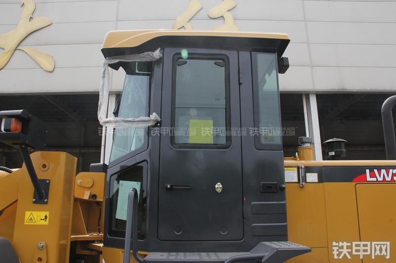 徐工LW300FN装载机局部