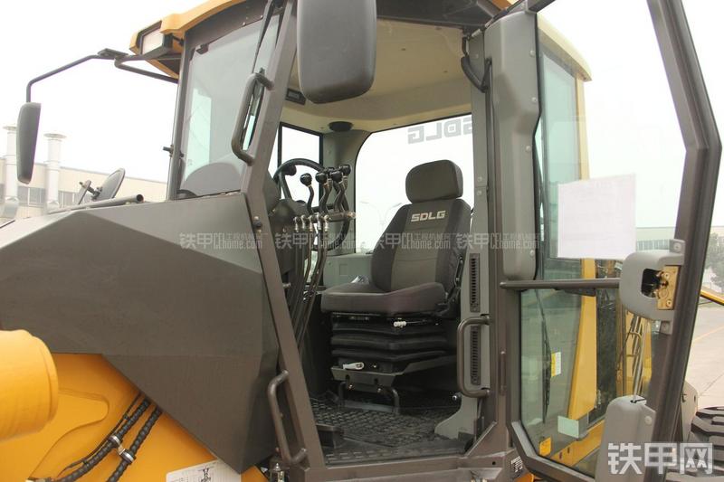 山东临工LG9190平地机局部