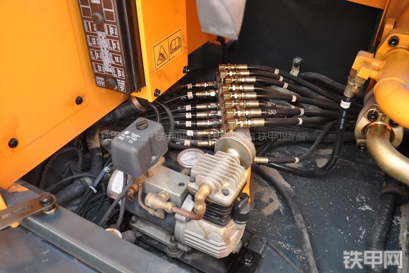 现代R305LC-9T挖掘机局部