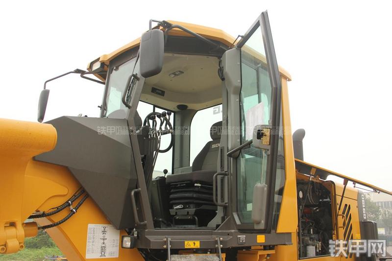 山东临工LG9190平地机局部