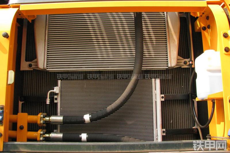 现代R335LC-9T挖掘机局部