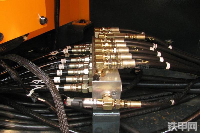 现代R335LC-9T挖掘机局部