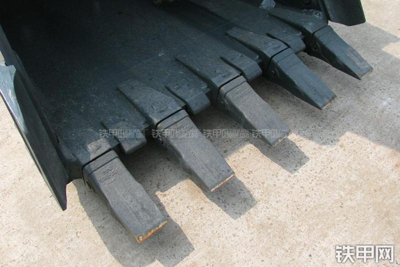 现代R335LC-9T挖掘机局部