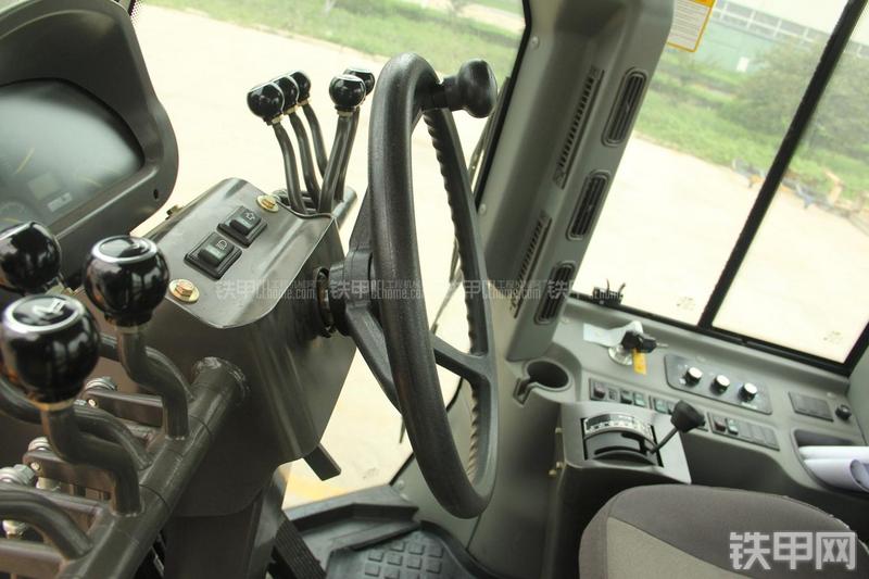 山东临工LG9190平地机局部