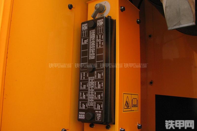 现代R335LC-9T挖掘机局部