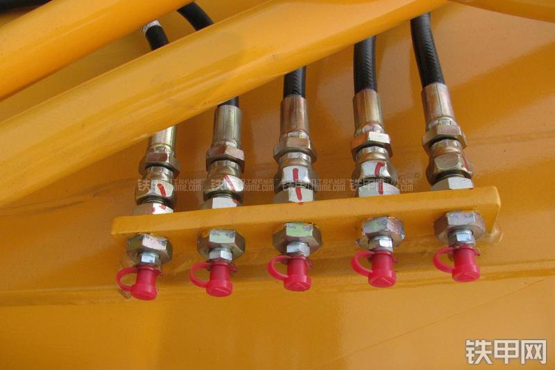 现代R335LC-9T挖掘机局部