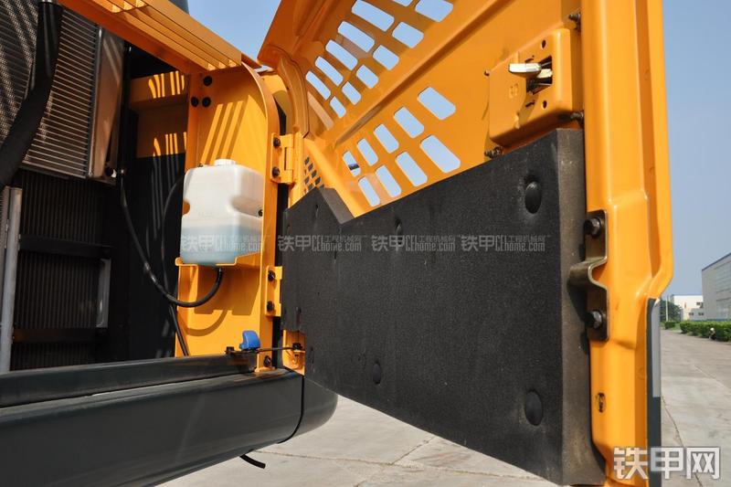 现代R305LC-9T挖掘机局部