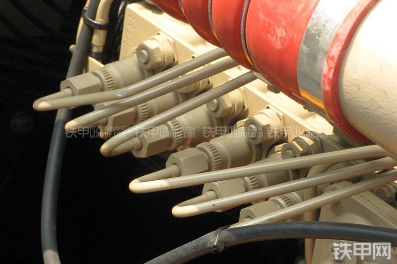 现代R335LC-9T挖掘机局部