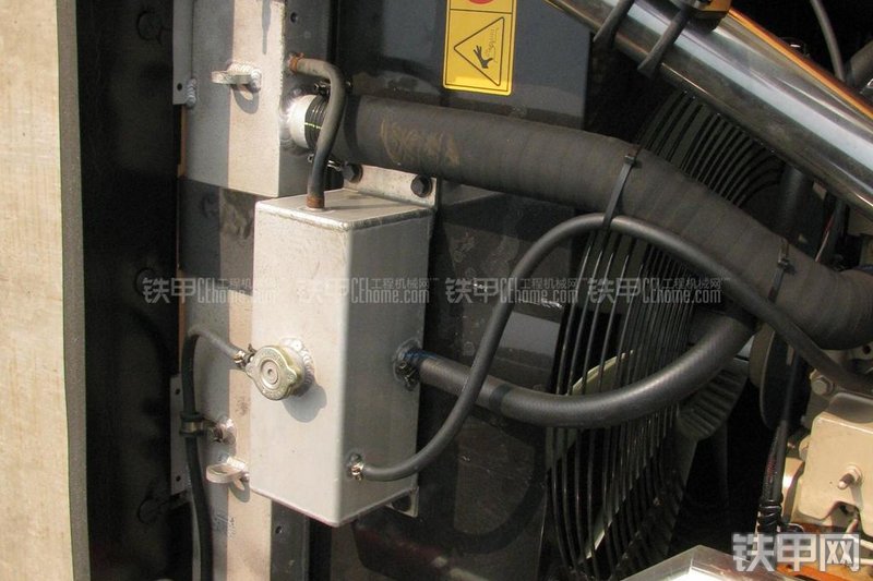 现代R335LC-9T挖掘机局部