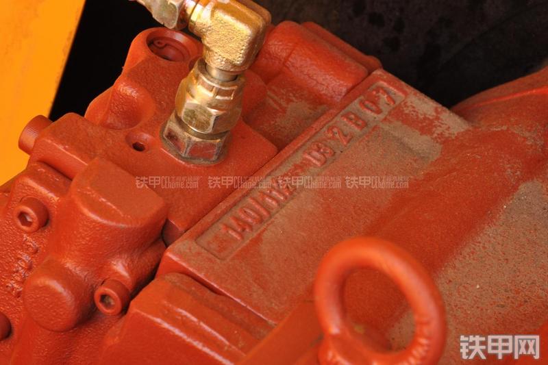 现代R305LC-9T挖掘机局部