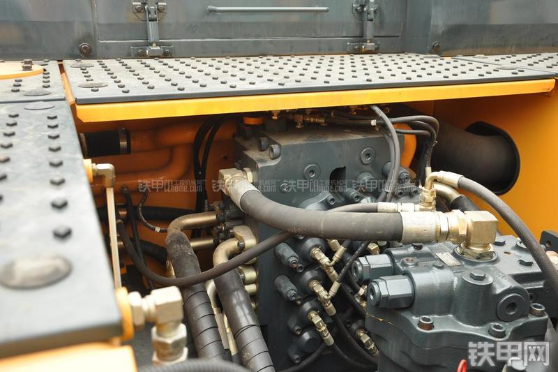 现代R385LC-9T挖掘机局部