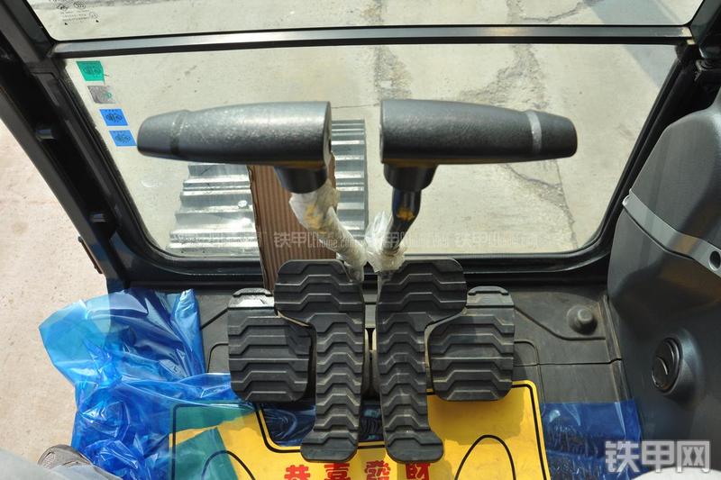 现代R485LC-9T挖掘机局部