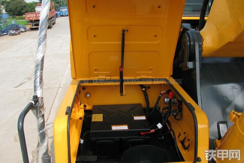 现代R335LC-9T挖掘机局部