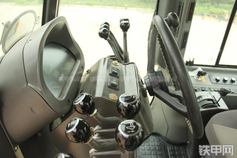 山东临工LG9190平地机局部