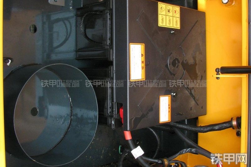 现代R335LC-9T挖掘机局部