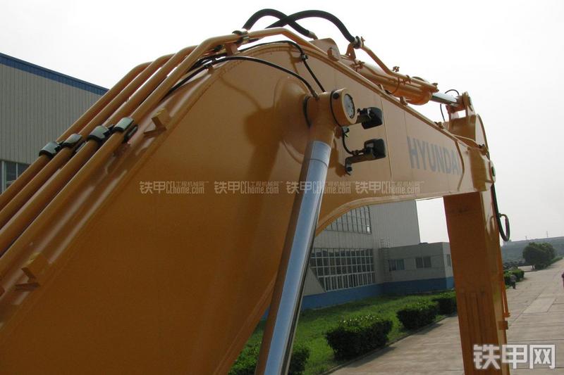 现代R335LC-9T挖掘机局部