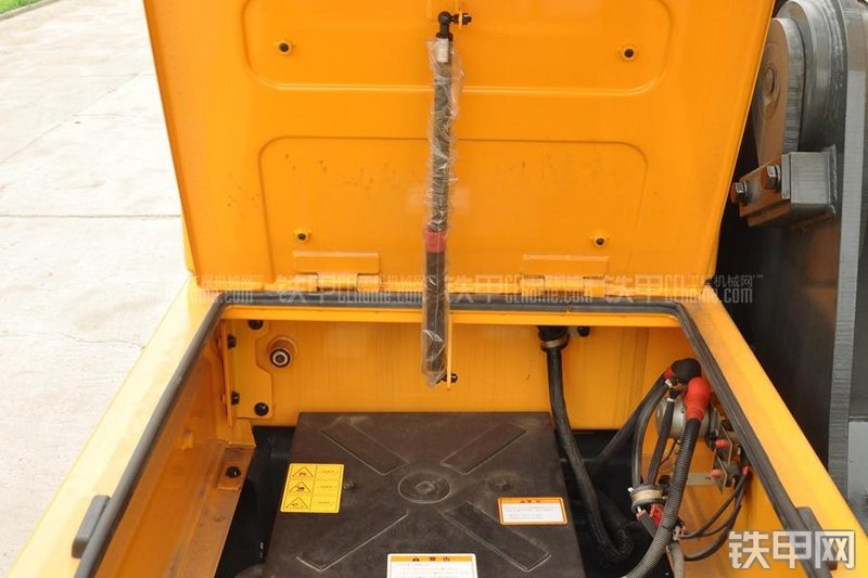 现代R385LC-9T挖掘机局部