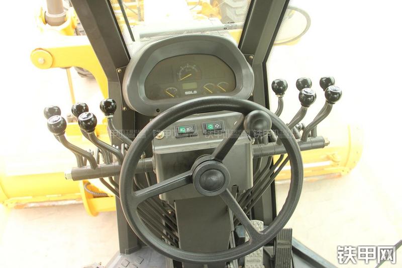 山东临工LG9190平地机局部