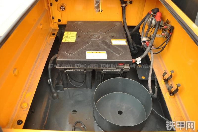 现代R385LC-9T挖掘机局部