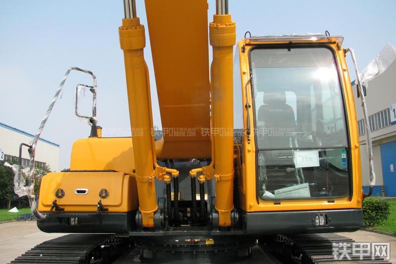 现代R335LC-9T挖掘机局部