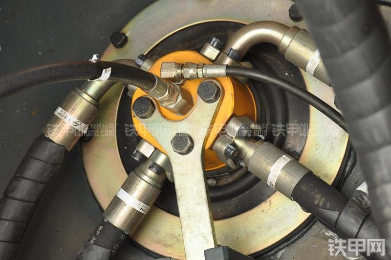 现代R385LC-9T挖掘机局部