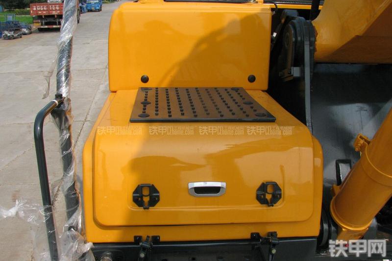 现代R335LC-9T挖掘机局部