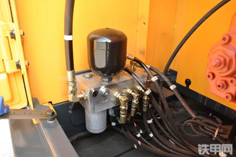 现代R305LC-9T挖掘机局部