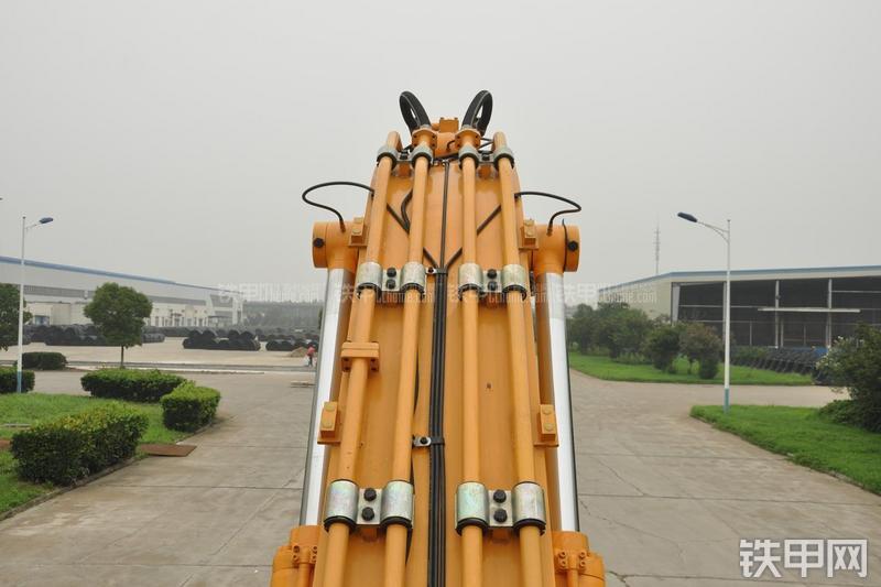 现代R385LC-9T挖掘机局部