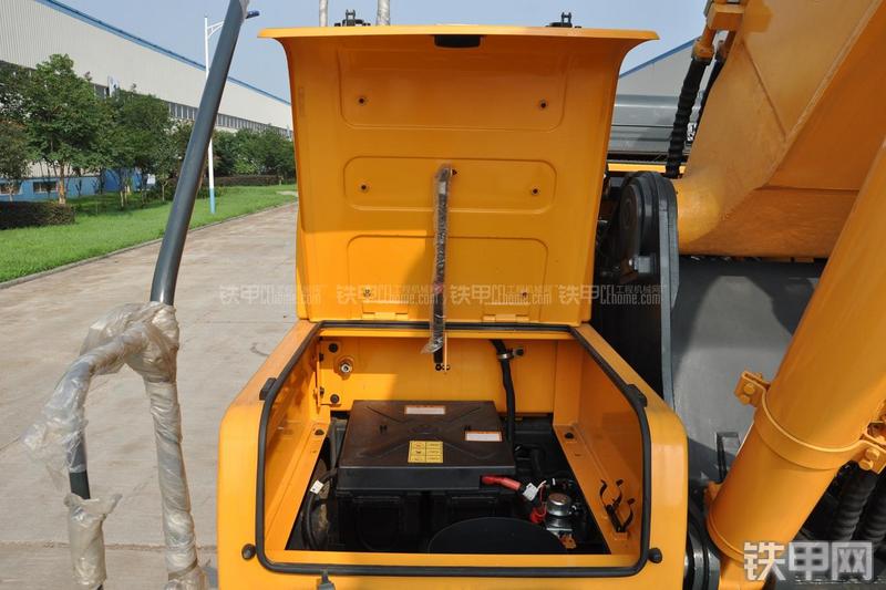 现代R305LC-9T挖掘机局部