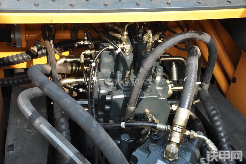 现代R305LC-9T挖掘机局部