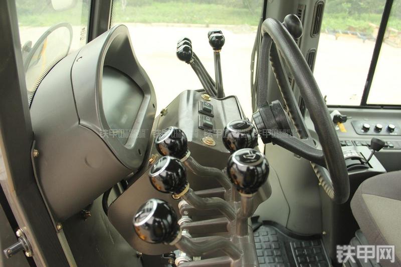 山东临工LG9190平地机局部