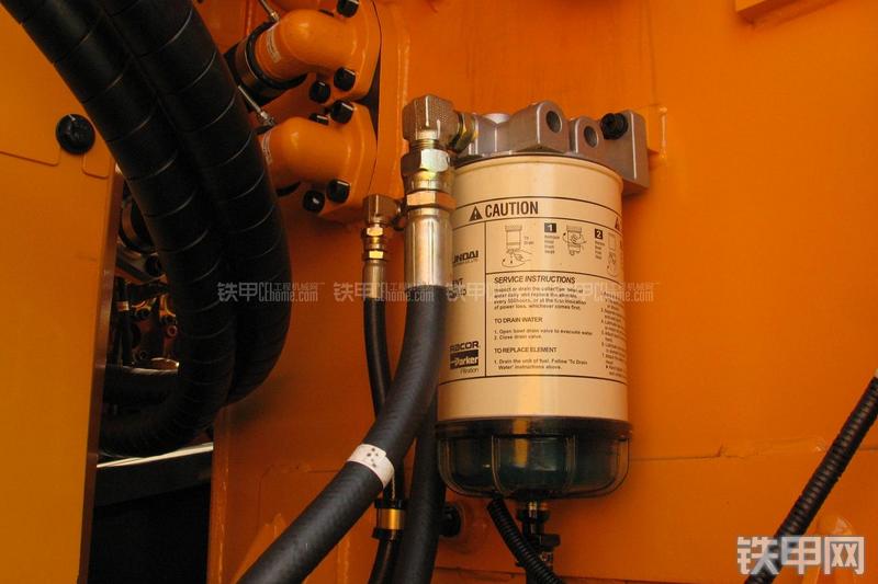 现代R335LC-9T挖掘机局部