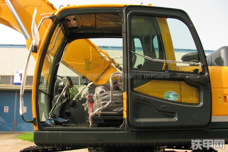 现代R335LC-9T挖掘机局部